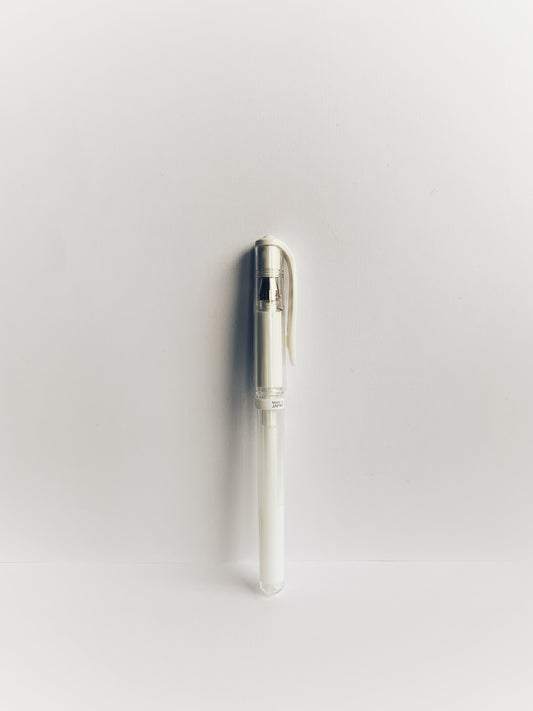 SIgno white uni-ball pen
